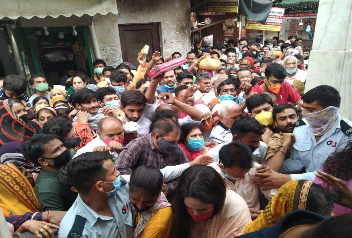 crowd of devotees violate of covid protocols in Banke Bihari temple vrindavan