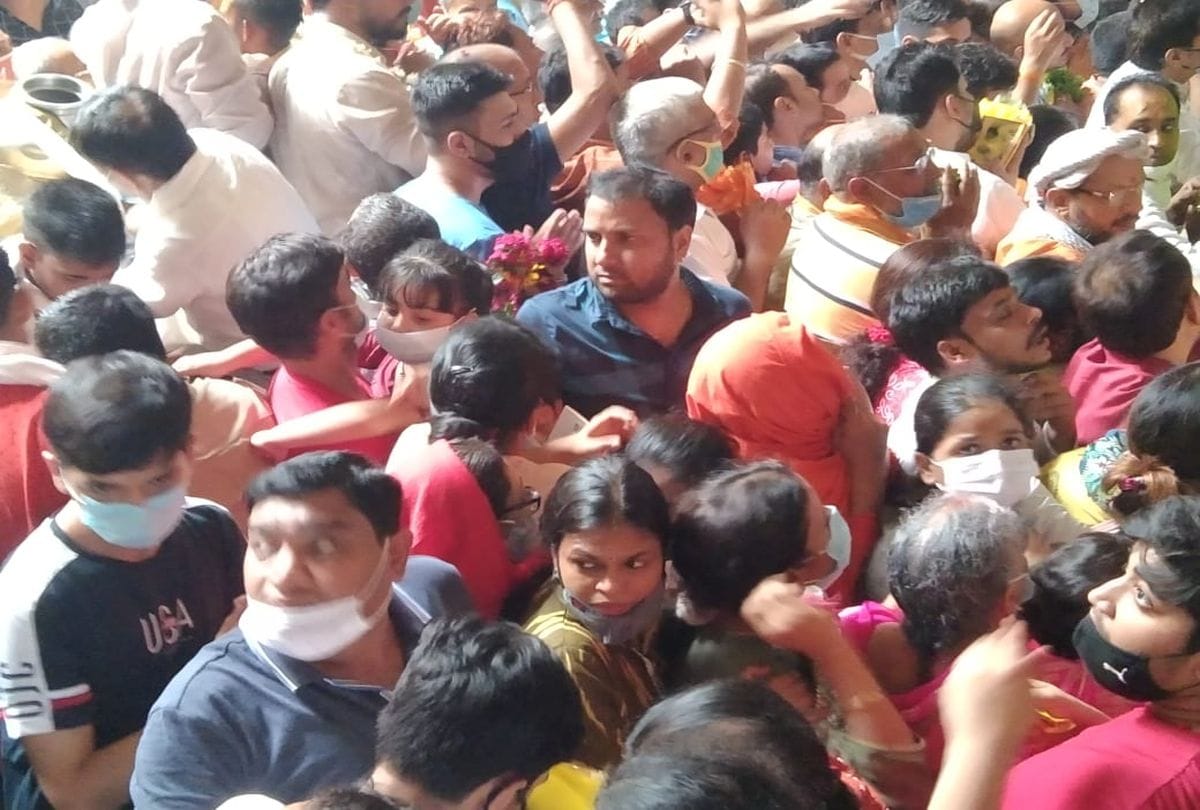 crowd of devotees violate of covid protocols in Banke Bihari temple vrindavan