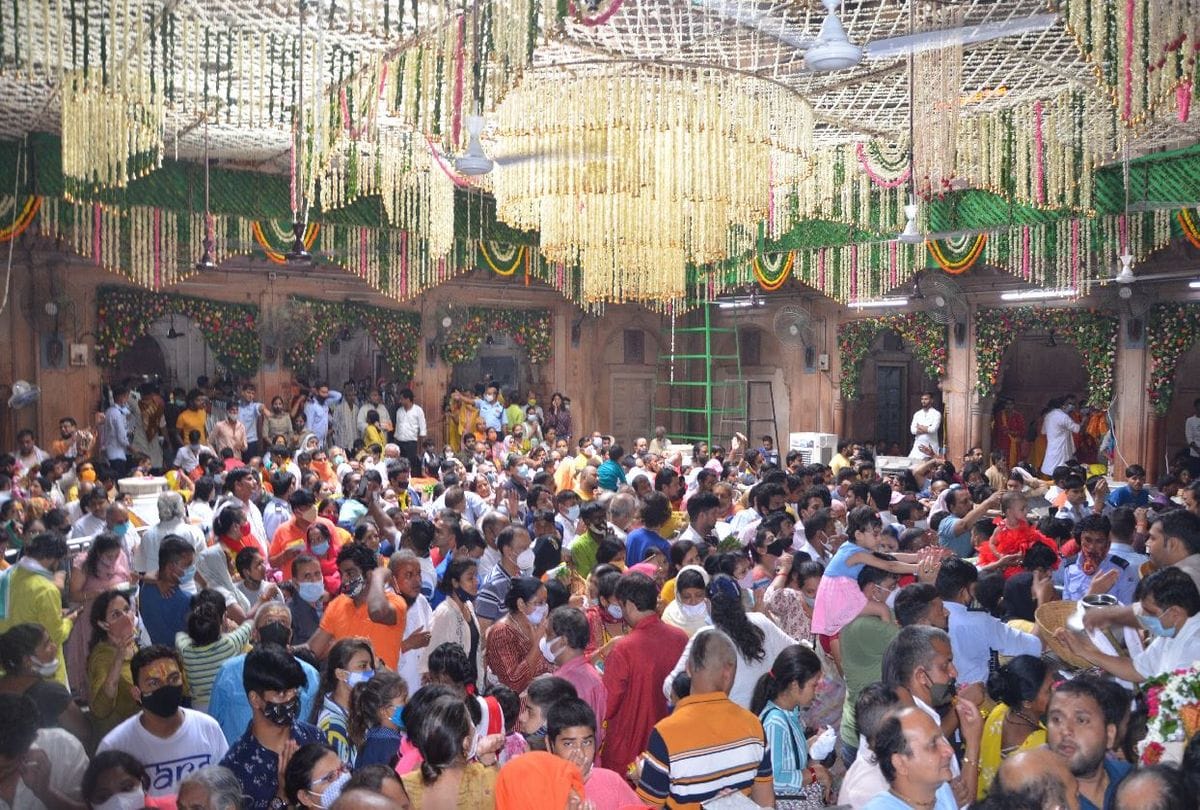crowd of devotees violate of covid protocols in Banke Bihari temple vrindavan
