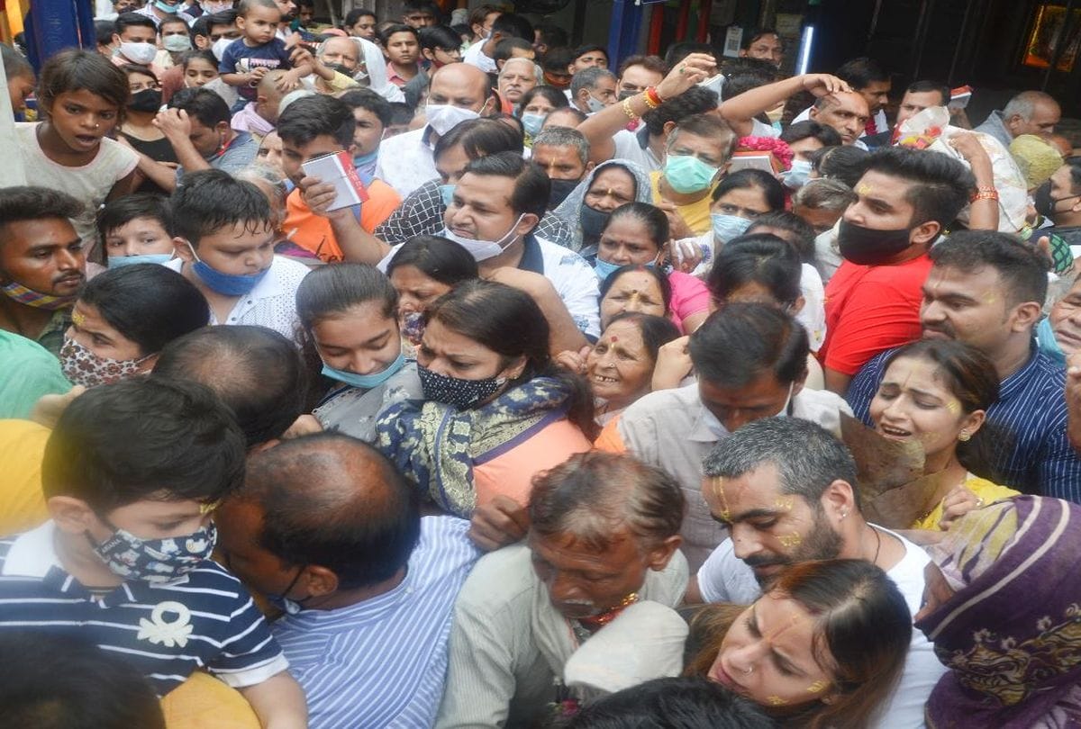 crowd of devotees violate of covid protocols in Banke Bihari temple vrindavan
