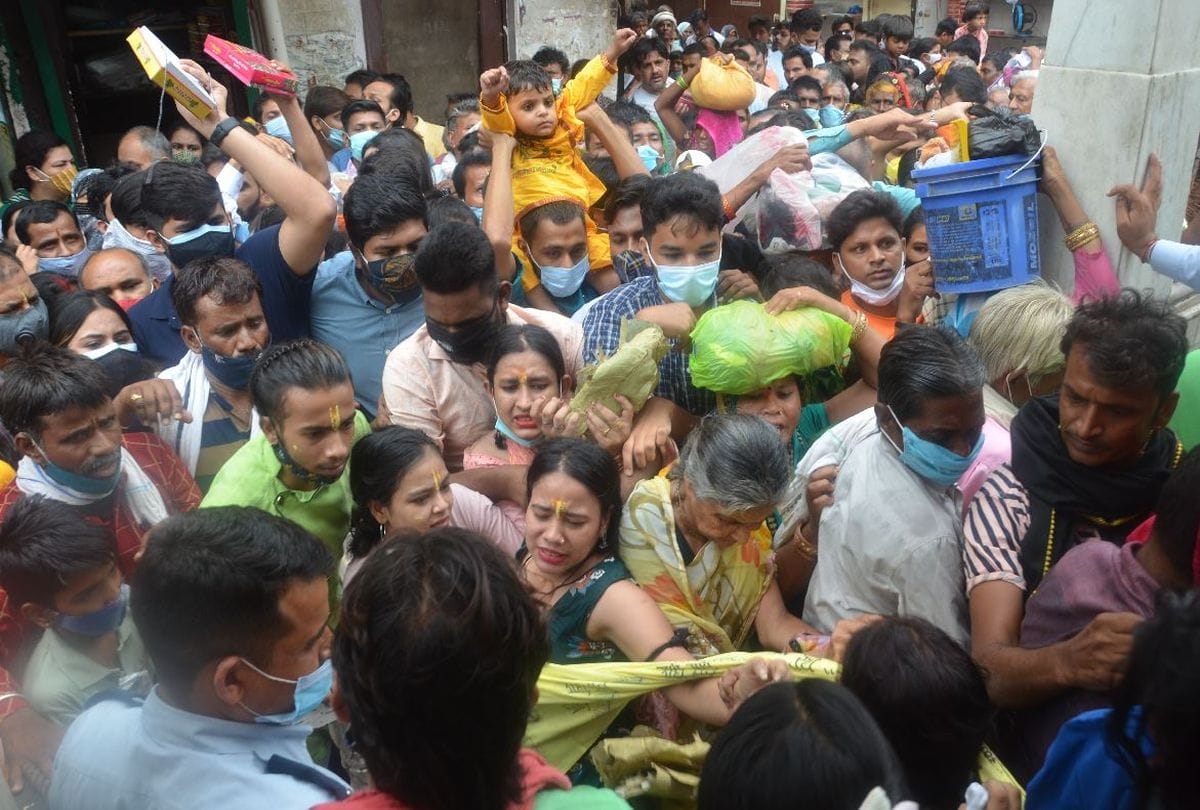 crowd of devotees violate of covid protocols in Banke Bihari temple vrindavan
