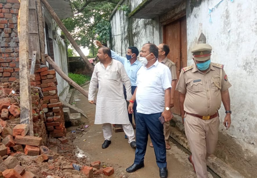 The wall of the house collapsed, the worker died