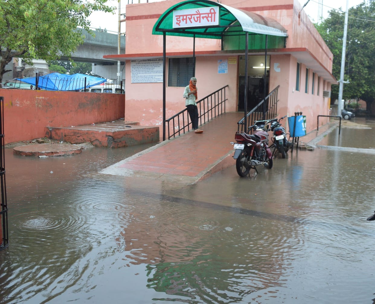 Hathras: Waterlogging in many areas of the city due to heavy rains, water entered the houses