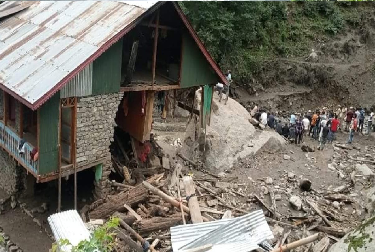 flood hits Nawa Bazar Khumriyal Kupwara One bridge damaged Due to rain rescue operation stopped in Kishtwar