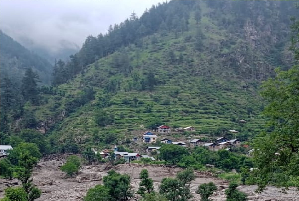 flood hits Nawa Bazar Khumriyal Kupwara One bridge damaged Due to rain rescue operation stopped in Kishtwar