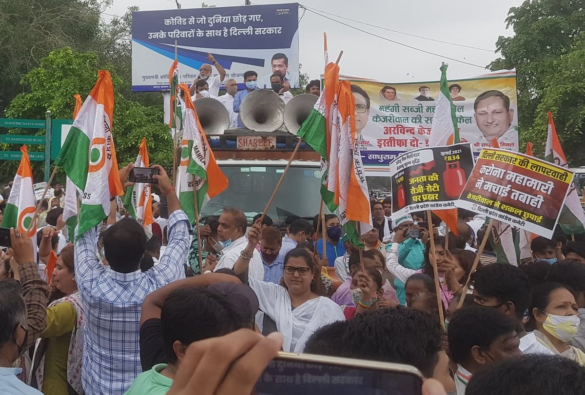 Congress protest outside delhi assembly on three demands that is water crisis dtc bus scam