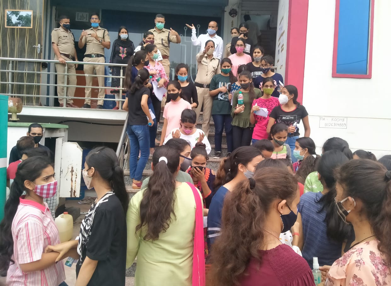 Angry candidates created ruckus due to lack of examination