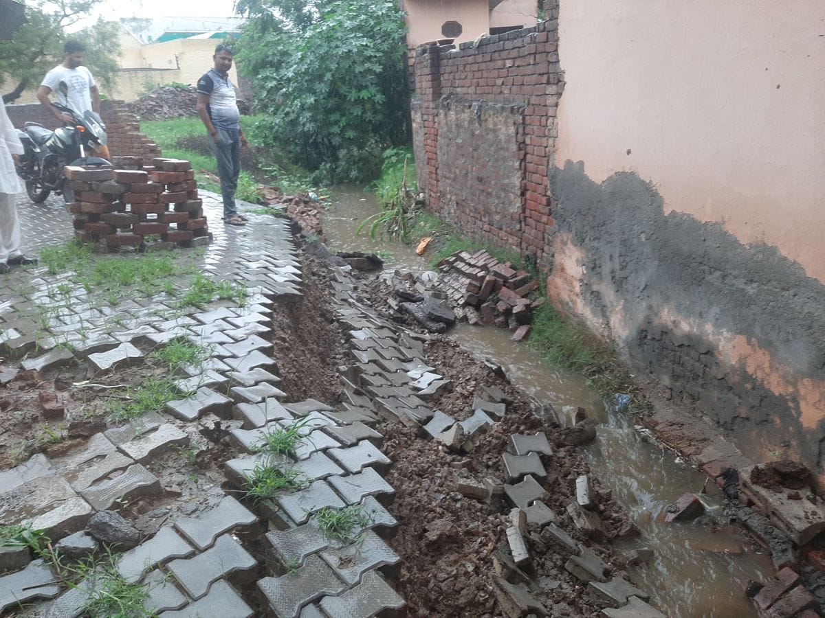 Drain broke in Manana, dirty water filled the houses