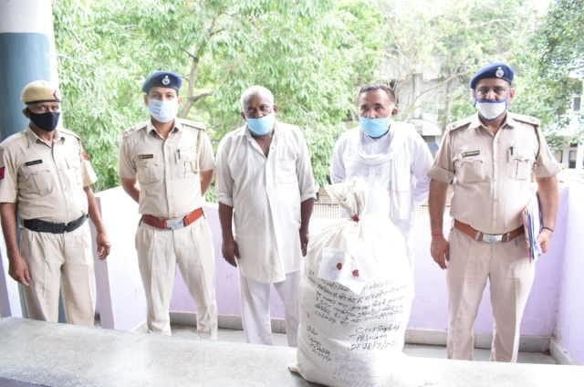 Two people arrested for smuggling sawdust, 17.200 kg of sawdust recovered