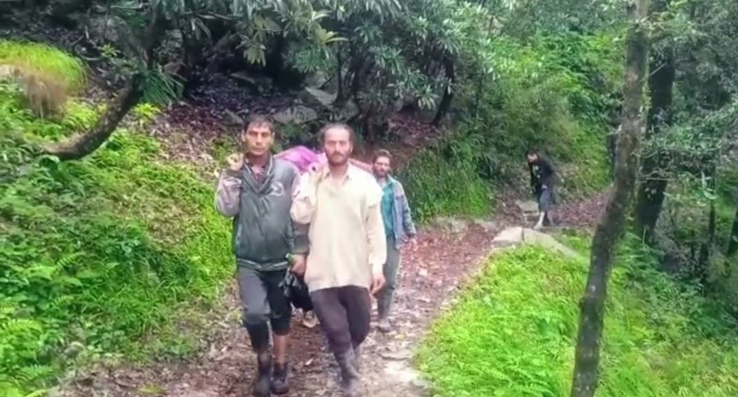 A woman suffering from stomach pain was taken to the hospital by walking 19 km