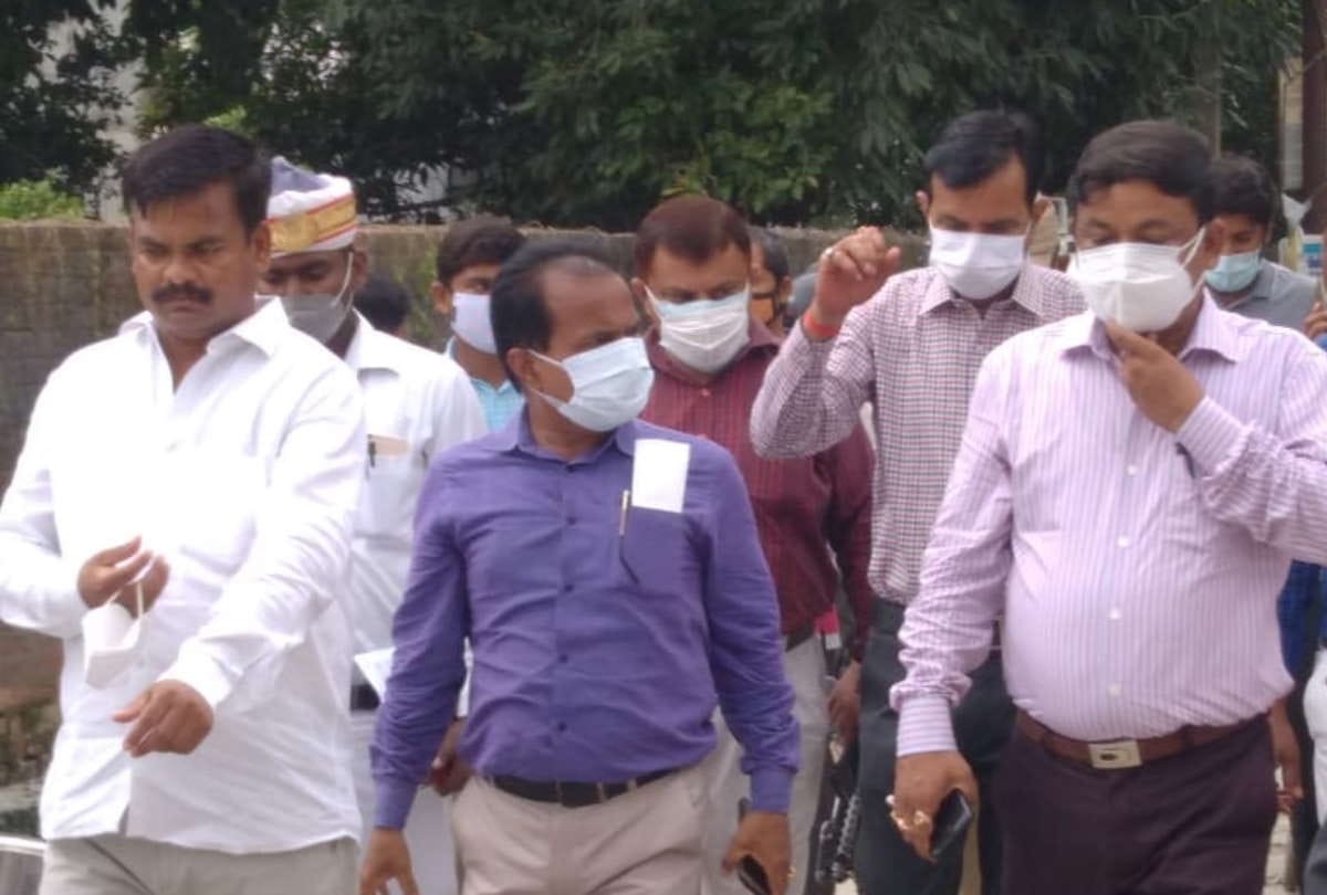 Water Logging in Gorakhpur Rajan cried in front of Municipal Commissioner upset due to waterlogging