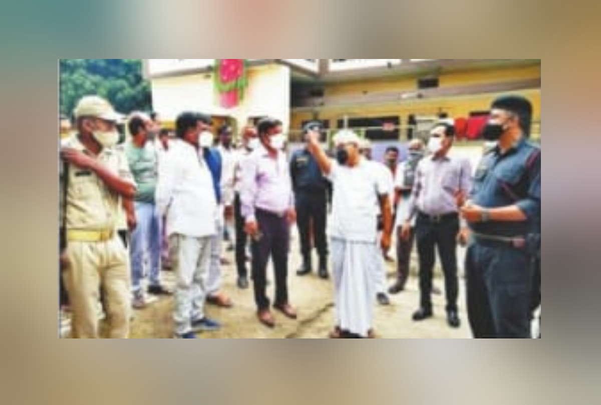 Water Logging in Gorakhpur Rajan cried in front of Municipal Commissioner upset due to waterlogging