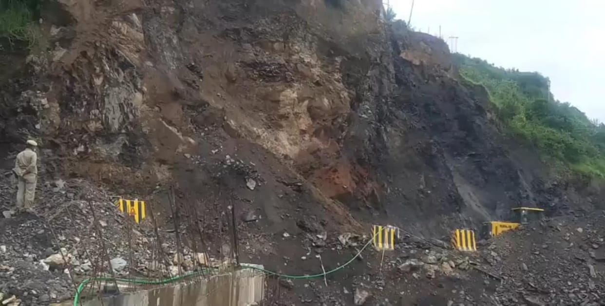 Land slide on NH near Solan traffic remain stopped for one hour
