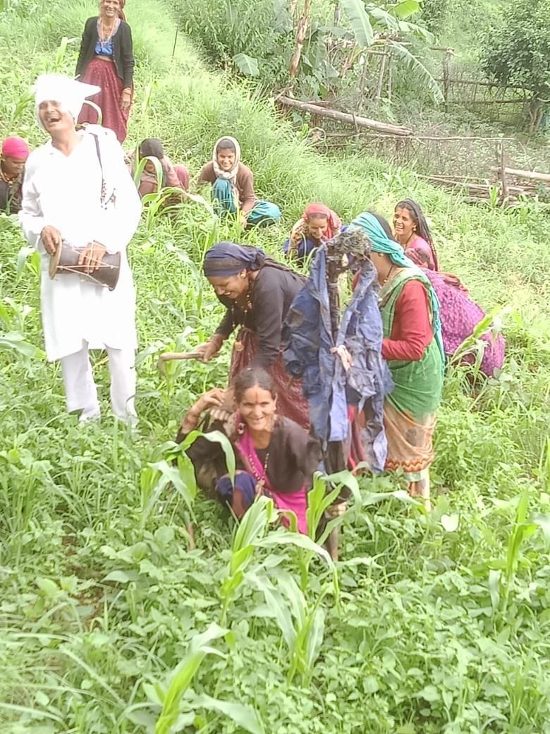 Hudkiya Baul gives new energy to the farmers crushed by the fatigue of work in the fields