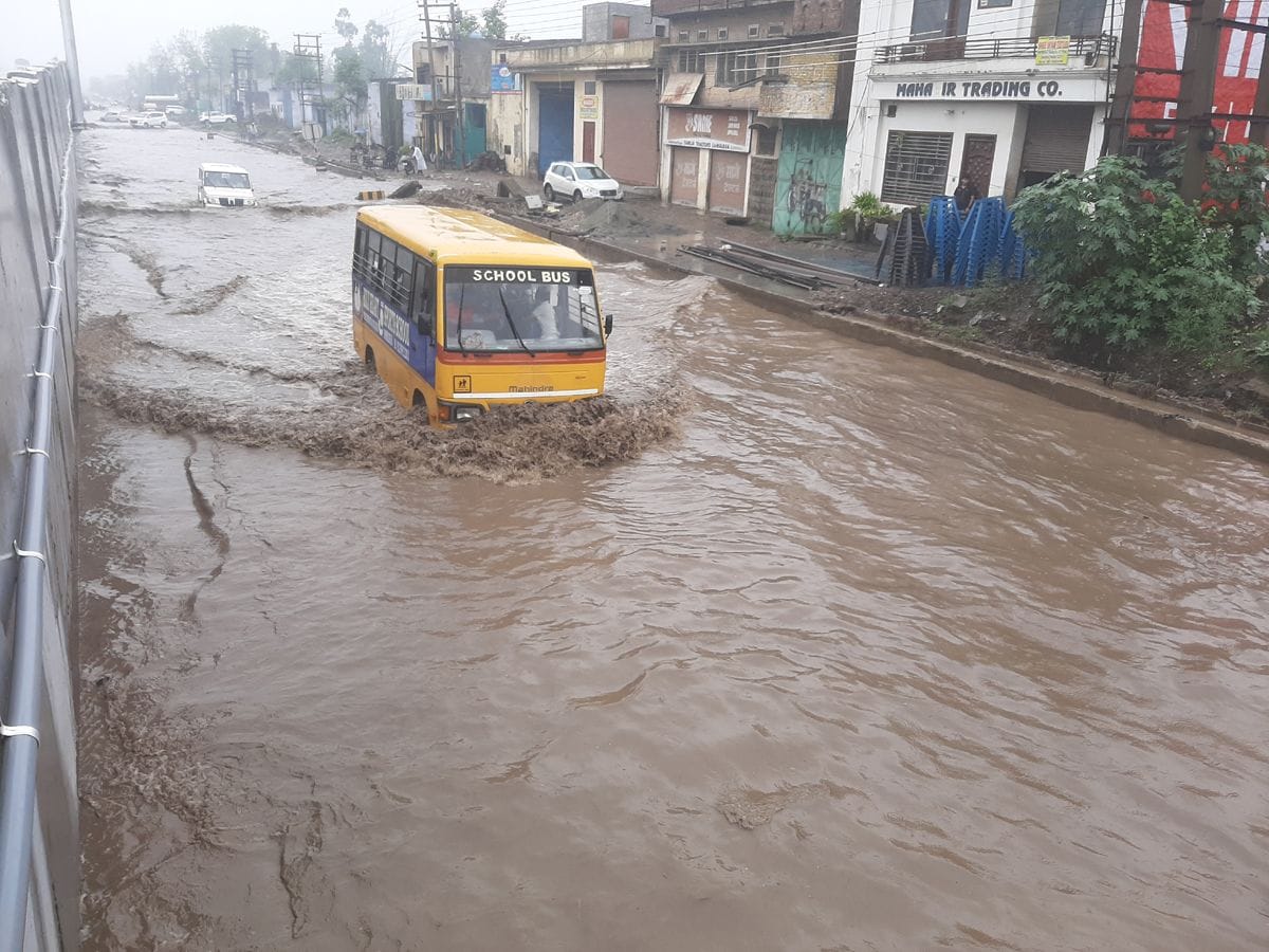Everyone suffering due to waterlogging, drivers stuck, GT road jammed
