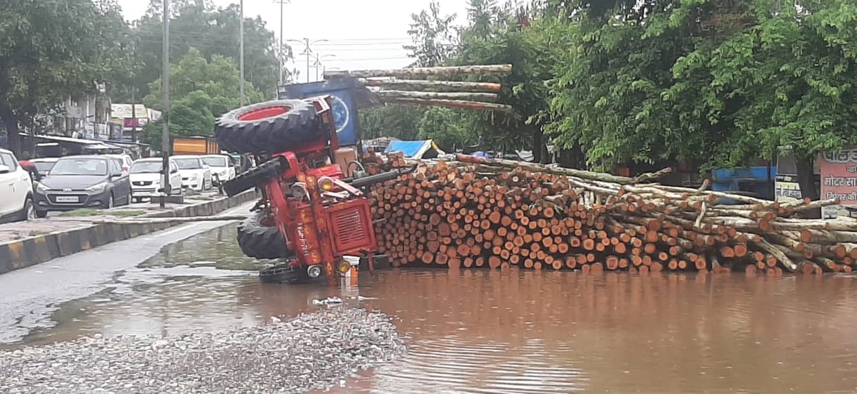 Tractor-trolley overturned, jammed for four hours, Yamunanagar