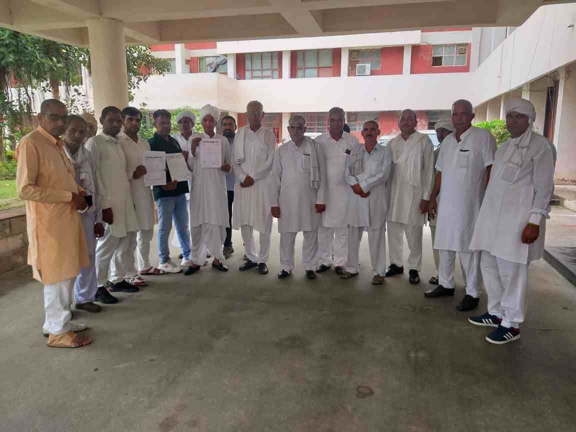 Delegation met DC demanding construction of sheds in crematoriums of Kandela and Shahpur villages