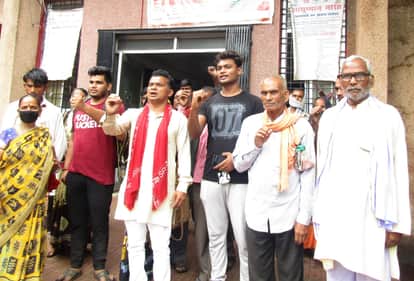 लोढ़ी स्थित जिला संयुक्त चिकित्सालय के सामने प्रदर्शन करते सपा कार्यकर्ता।संवाद