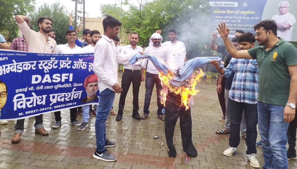 Students burnt the effigy of the Vice Chancellor, had an argument with the security personnel