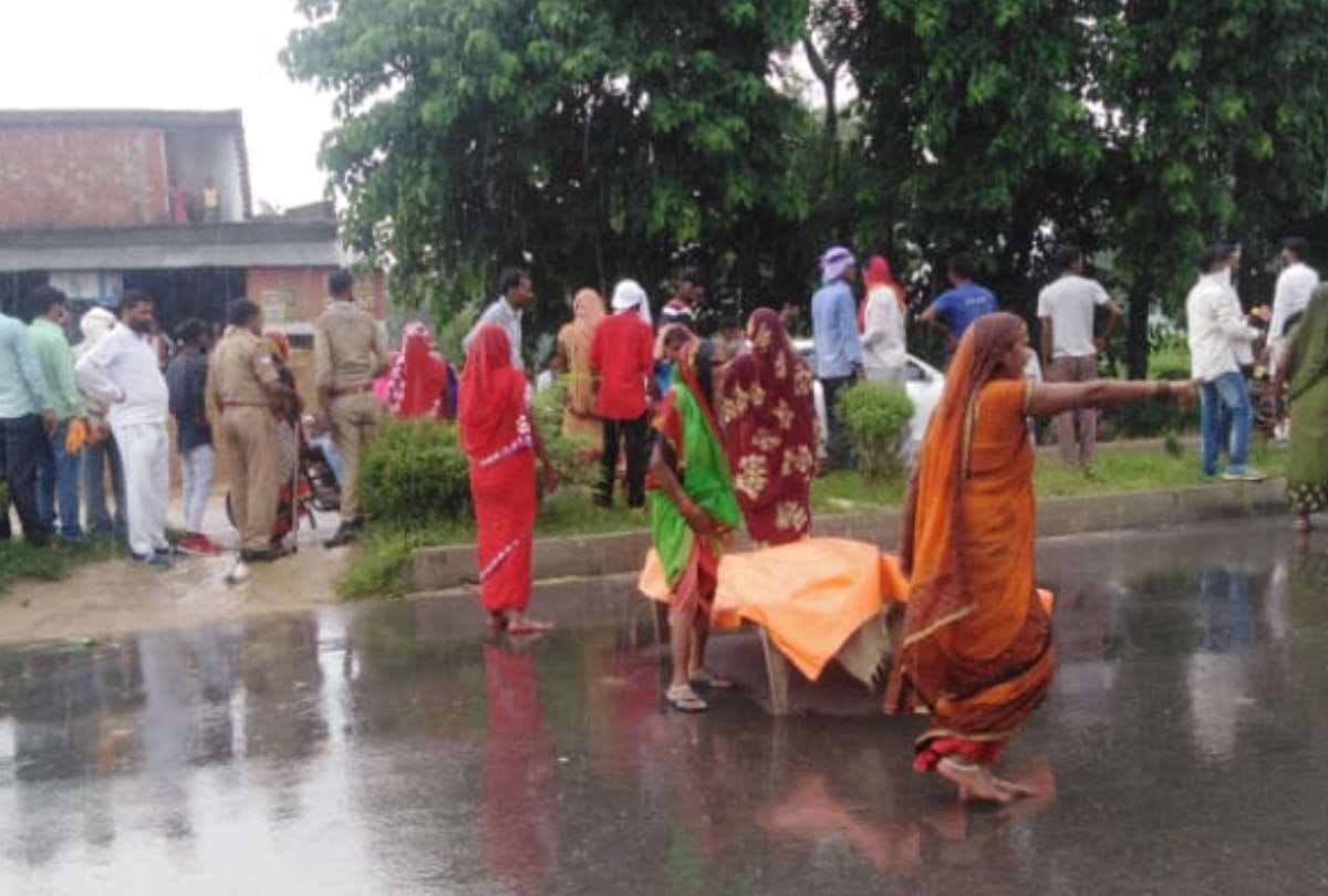 Woman died under suspicious circumstances family members allege murder by blocking road in Deoria