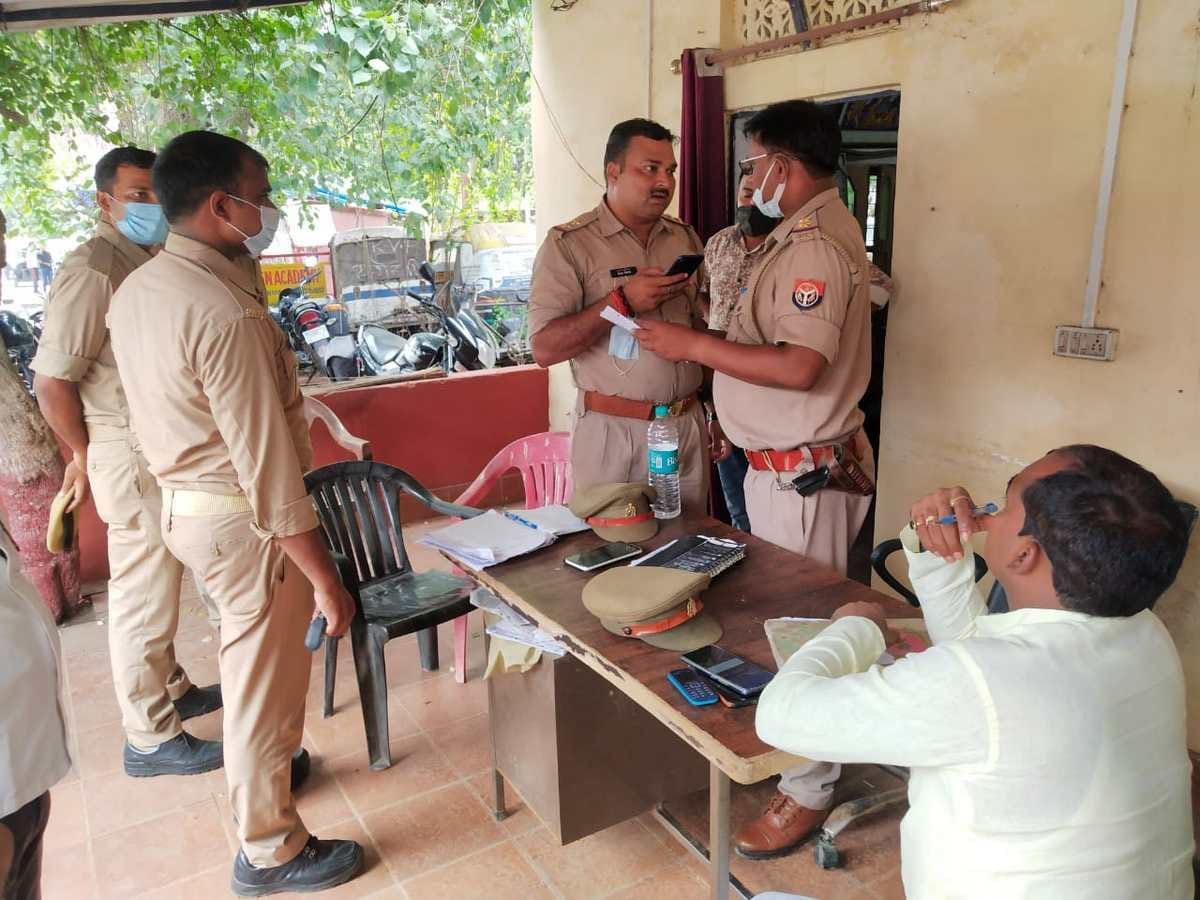 Loot with former block pramukh gun and one lakh cash by mobile had fallen from the car in varanasi