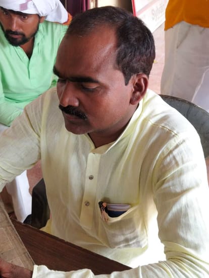 Loot with former block pramukh gun and one lakh cash by mobile had fallen from the car in varanasi