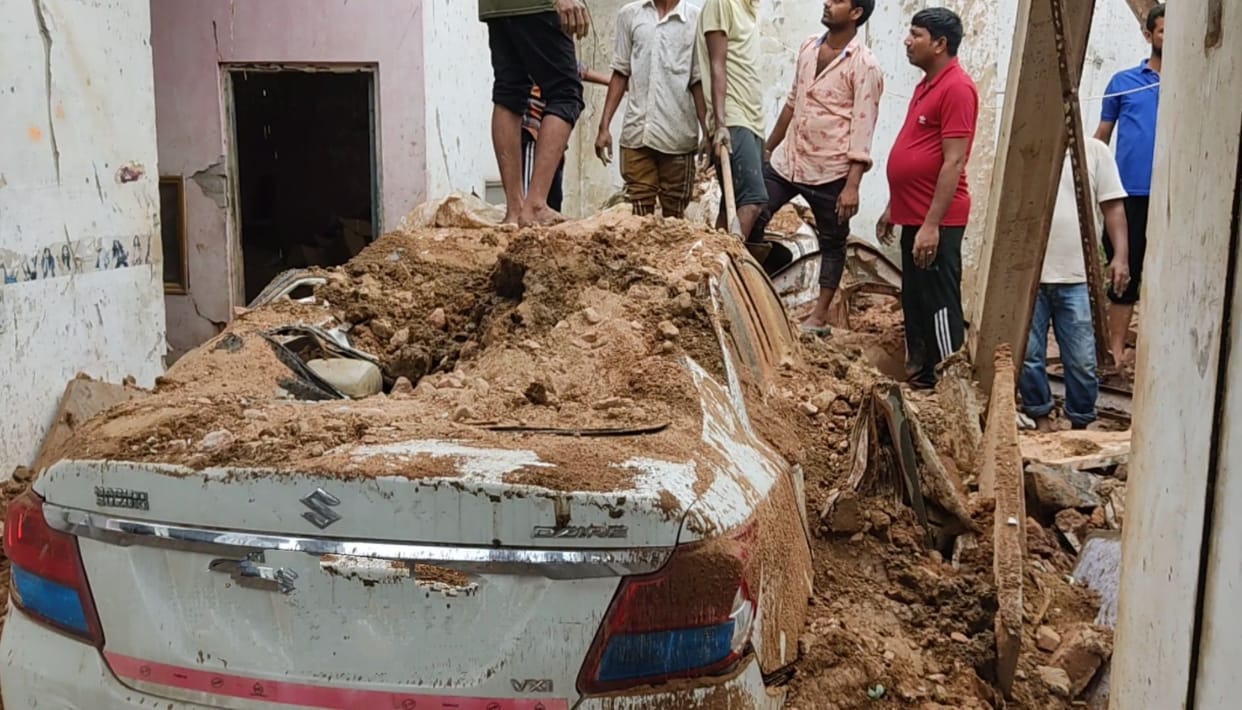 People's lives are in danger due to dilapidated buildings in the rain