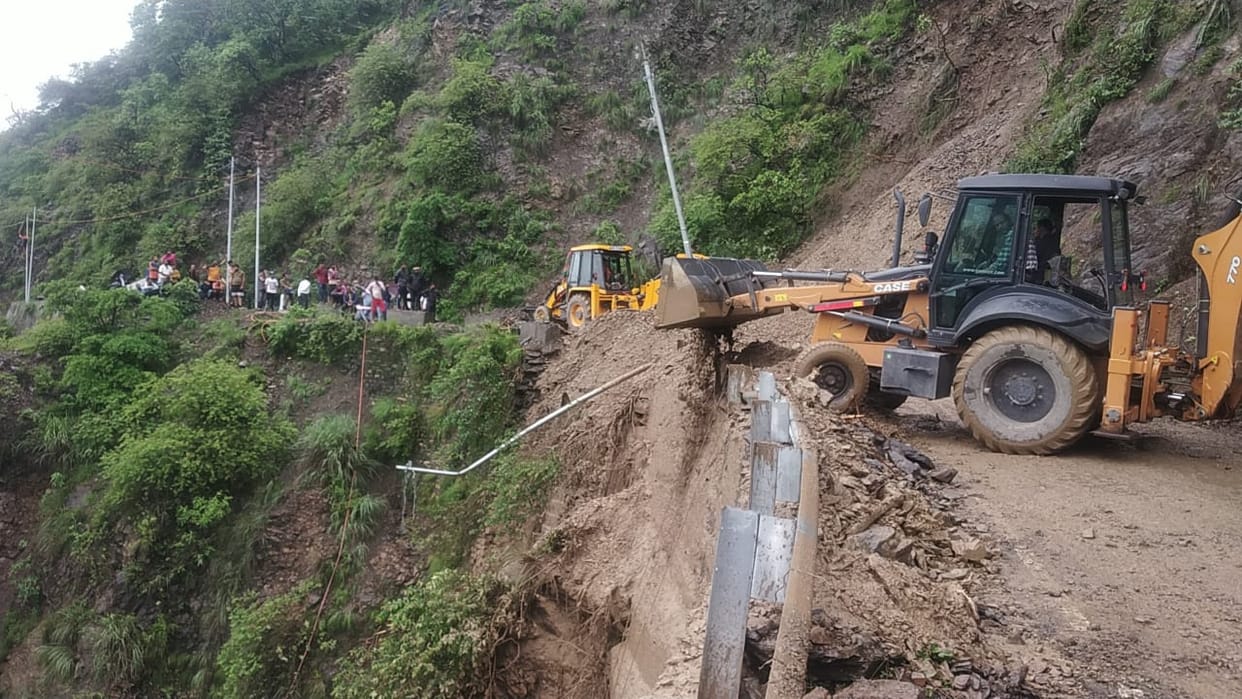 road block in sirmaur