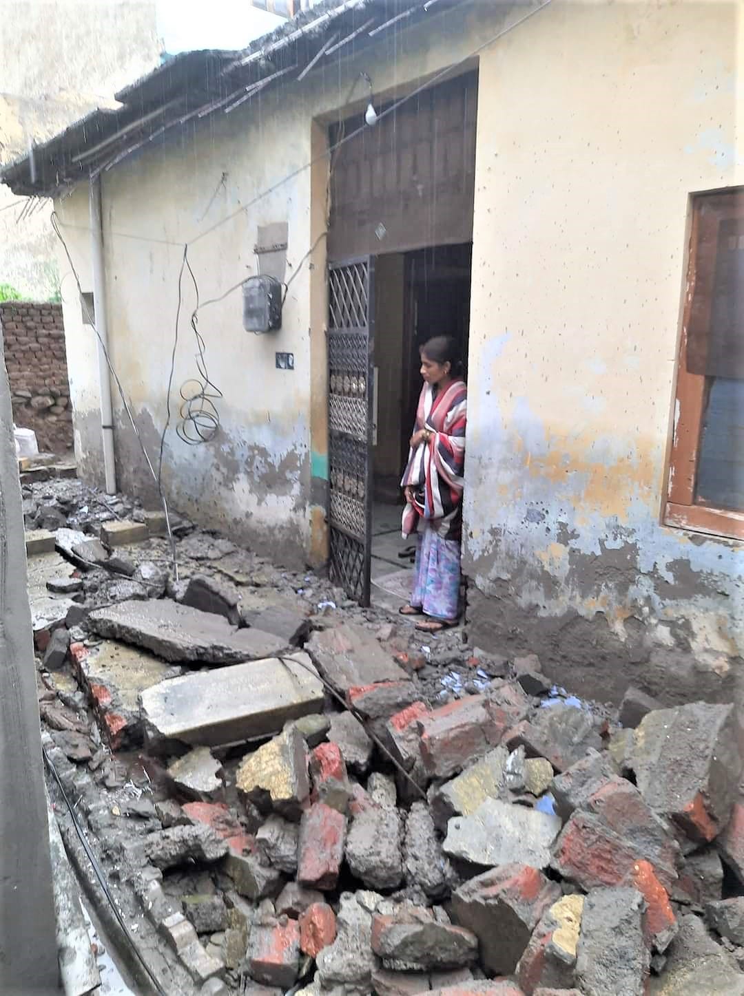 The visor of the house broken due to lightning in Kheda Sitaram of Kalka