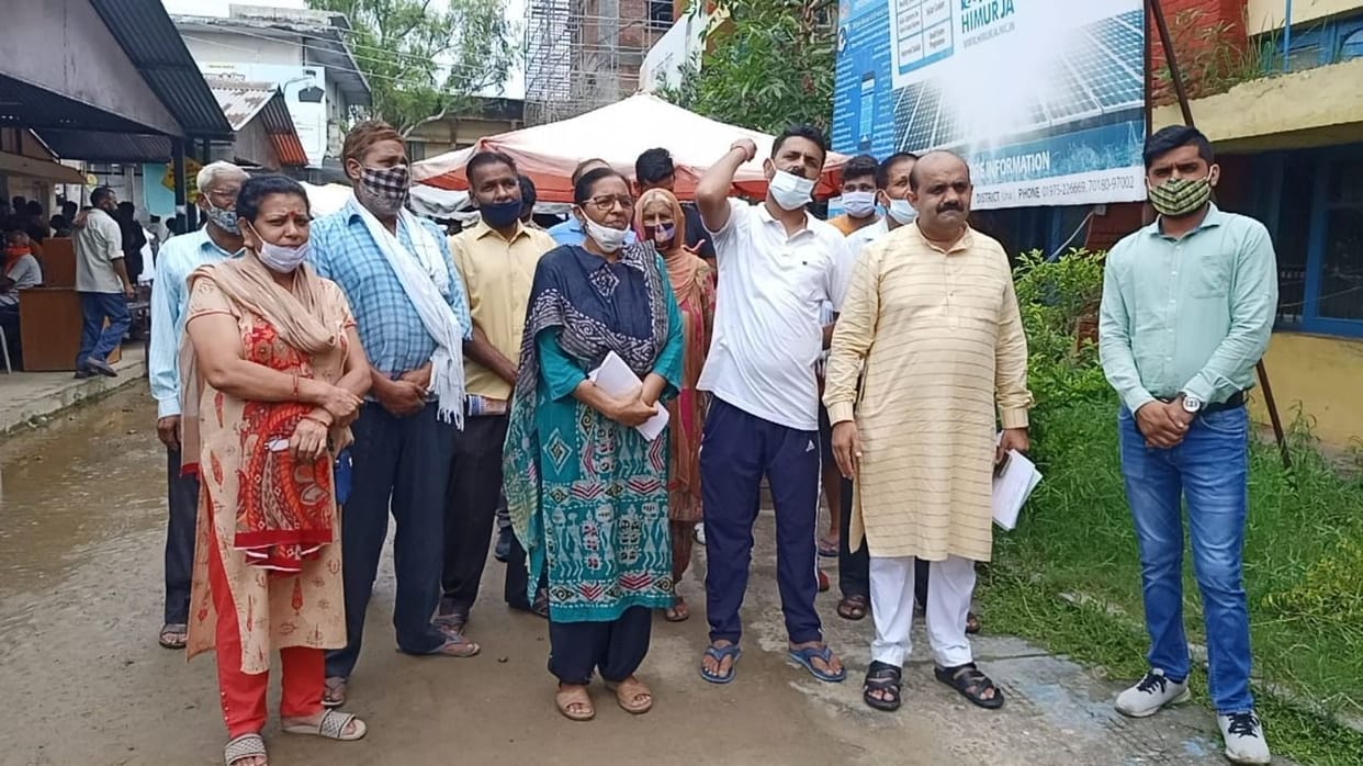 Villagers raised slogans against changing the attitude of the dirty water drain