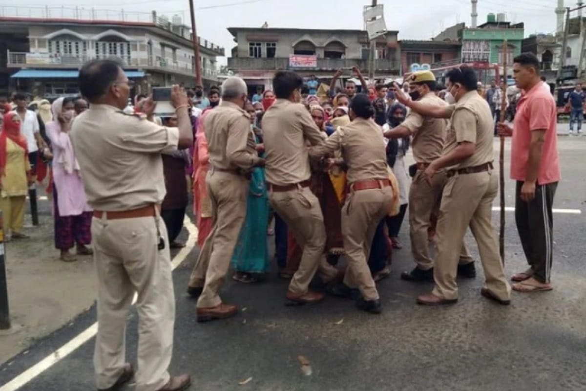 Bijnor News: The girl committed suicide in the village of Mandawali, the villagers surrounded the police station