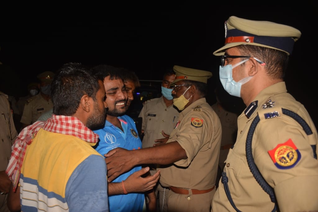 firing in varanasi grocery businessman shote  dead while he going to hospital with food