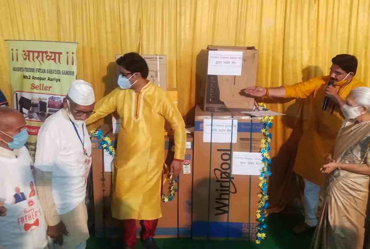 Auraiya: Anandiben Patel reached old age home in Anepur, said old age is the truth of life