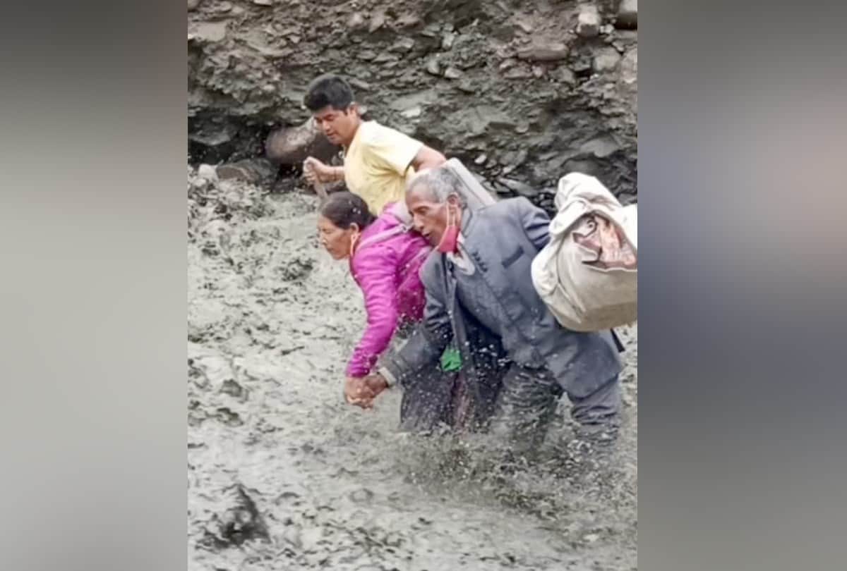 flash flood cloudburst himachal news: lahaul cloudburst rescue lahaul flash flood rescue brahma ganga kullu flash flood rescue kullu brahma ganga cloudburst rescue news