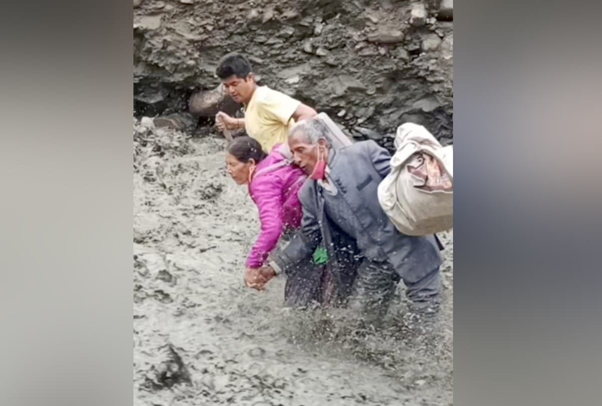 flash flood cloudburst Lahaul himachal news: people crossed flooded Jahlma nullah in lahaul to reach injured youth to hospital in kullu