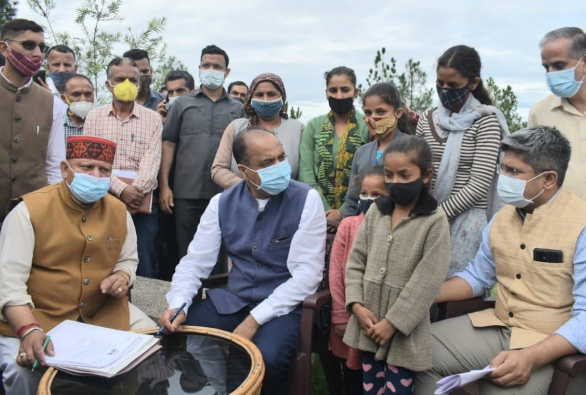 himachal mandi news: cm jairam thakur gave two lakh rupee to mother of five daughters