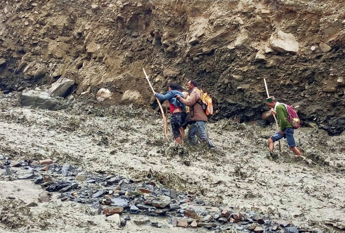flash flood cloudburst himachal news: 185 tourists and local residents stranded in lahaul due to flash flood and cloudburst in lahaul himachal pradesh Dc seeks helicopter