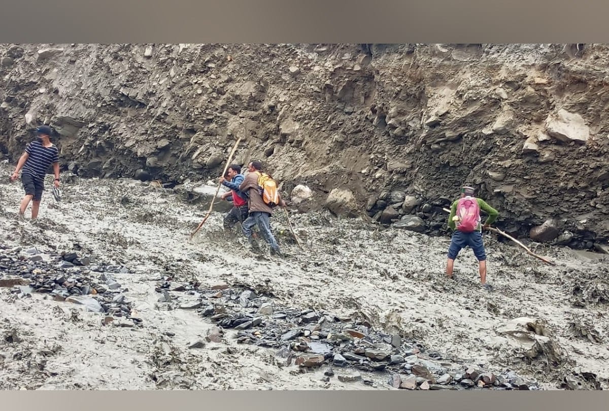 flash flood cloudburst himachal news: 185 tourists and local residents stranded in lahaul due to flash flood and cloudburst in lahaul himachal pradesh Dc seeks helicopter