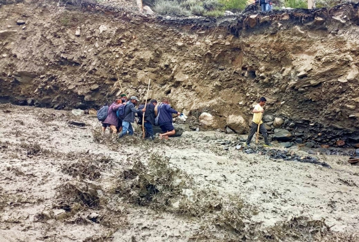 flash flood cloudburst Lahaul himachal news: people crossed flooded Jahlma nullah in lahaul to reach injured youth to hospital in kullu