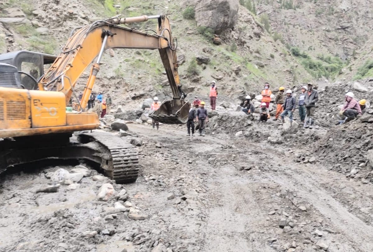 flash flood cloudburst himachal news: 185 tourists and local residents stranded in lahaul due to flash flood and cloudburst in lahaul himachal pradesh Dc seeks helicopter