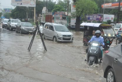 Water Logging In Agra Roads Should Mayor Take Action