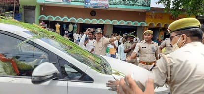 Samajwadu party workers protest plantation paddy at waterlogging road threw crop on bjp mla car in mau
