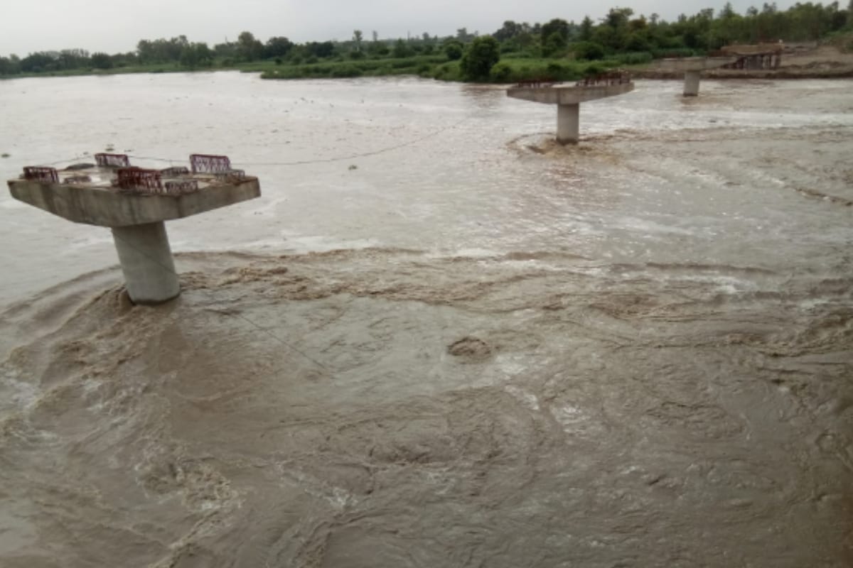 Rivers in spate: Approx ninety four thousand cusecs water released into Yamuna from Hathnikund barrage, alert issued in many district of west up