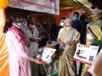 फोटो 29एयूआरपी-35 लाभार्थियों को आयुष्मान कार्ड देतीं राज्यपाल आनंदीबेन पटेल, साथ में सीएमओ डा.अर्?