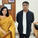 प्रिंसिपल अर्चना निगम के साथ टॉपर तेजस