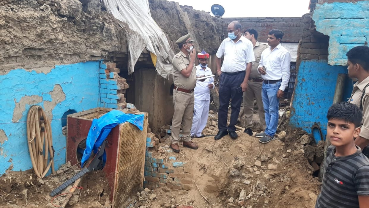 etawah news,50 year old house collapsed, woman dies