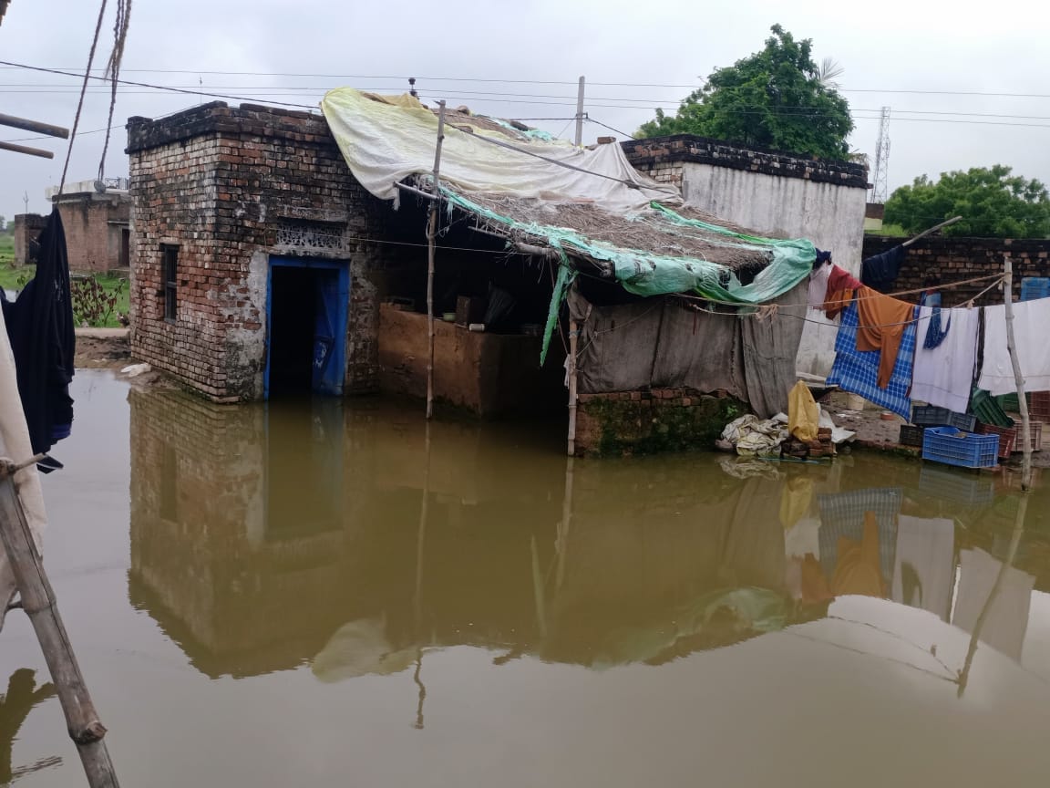 Mirzapur: Villagers struggling with water logging problem demonstrated, increased risk of house collapse