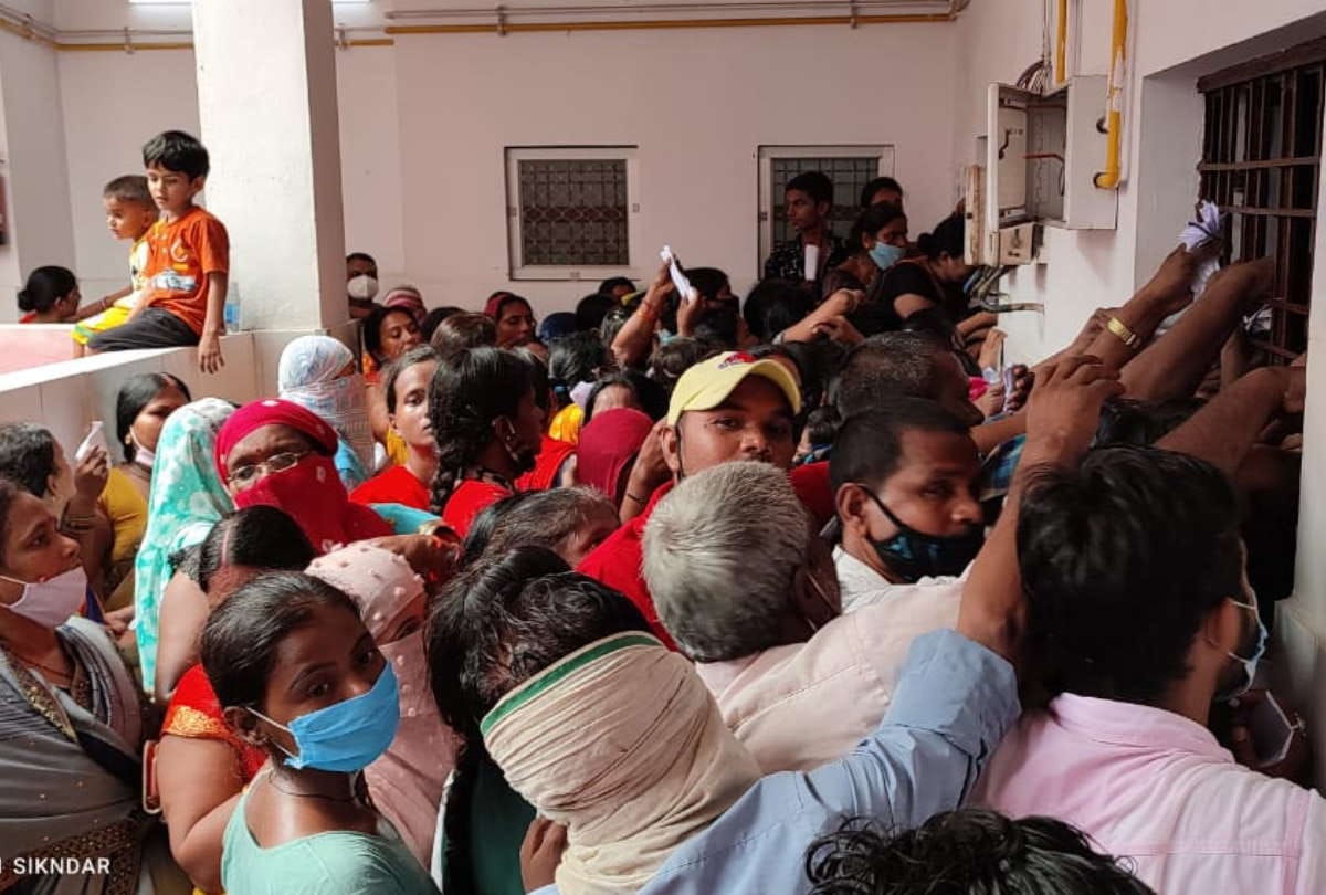 crowd gathered for vaccination in district hospital after heavy rain in Gorakhpur