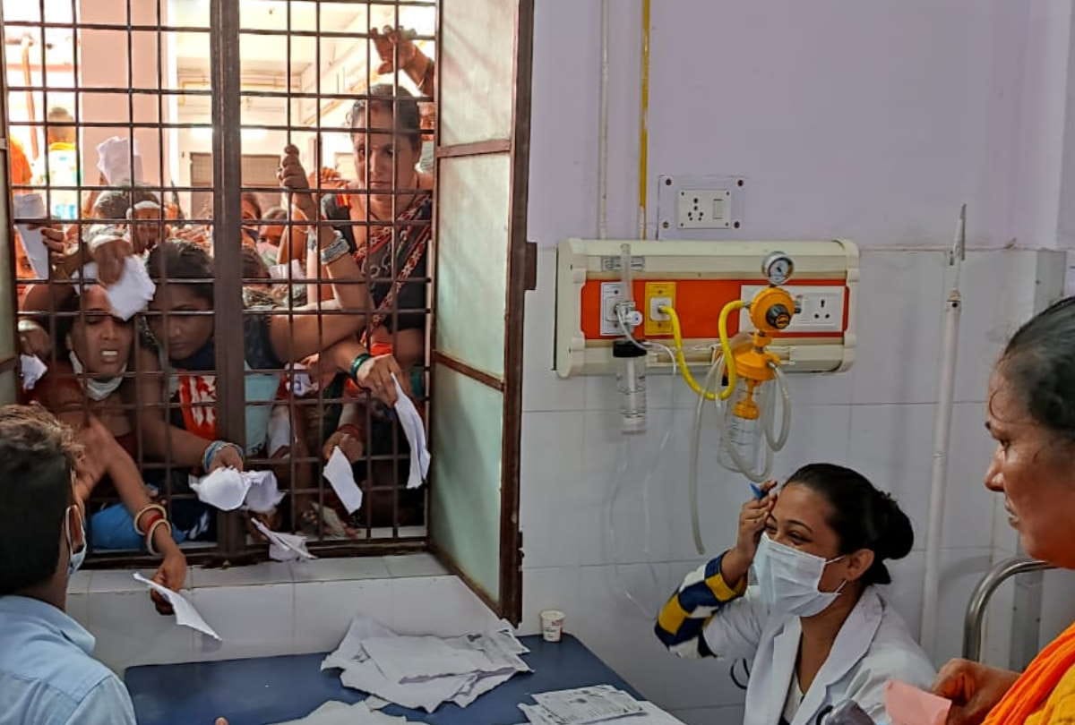 crowd gathered for vaccination in district hospital after heavy rain in Gorakhpur