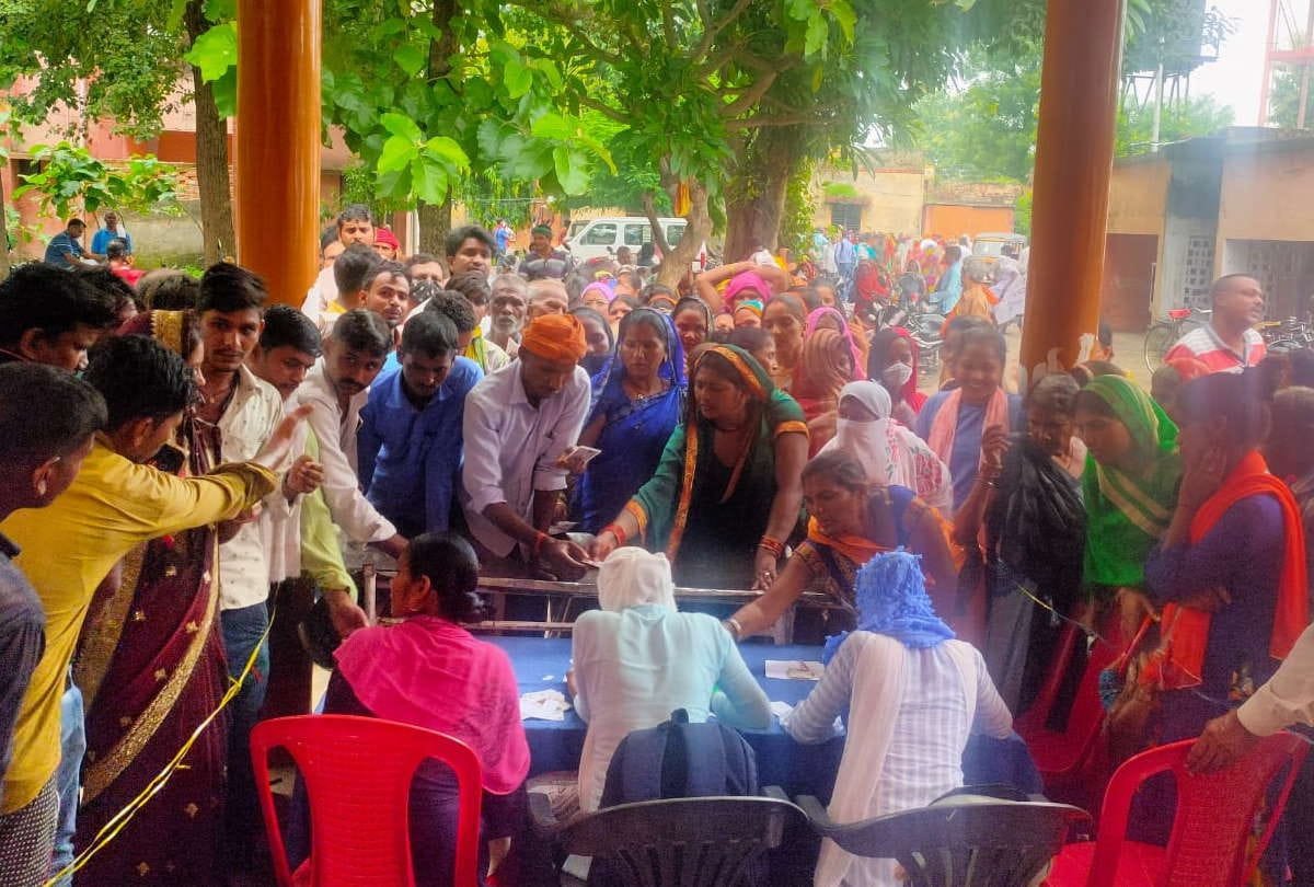 crowd gathered for vaccination in district hospital after heavy rain in Gorakhpur